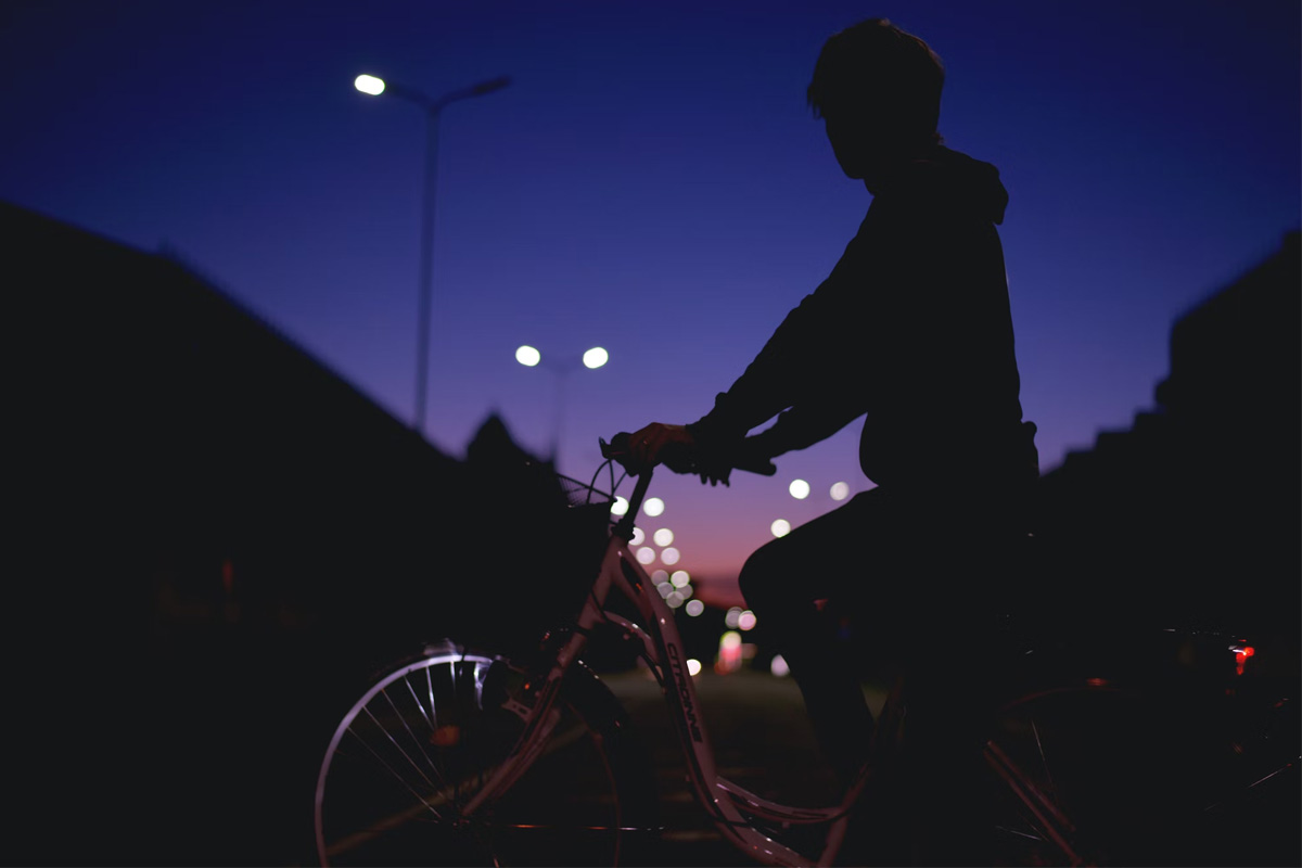 Andar en bicicleta en la oscuridad