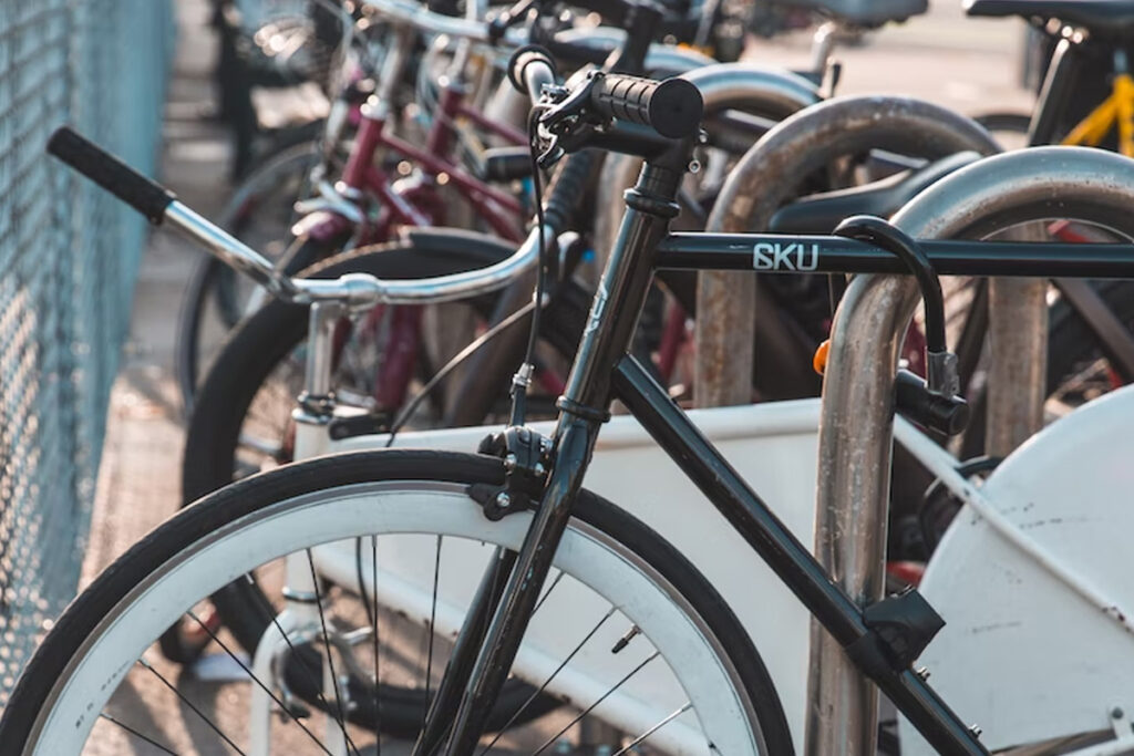 Puerta con bicicletas bloqueadas.