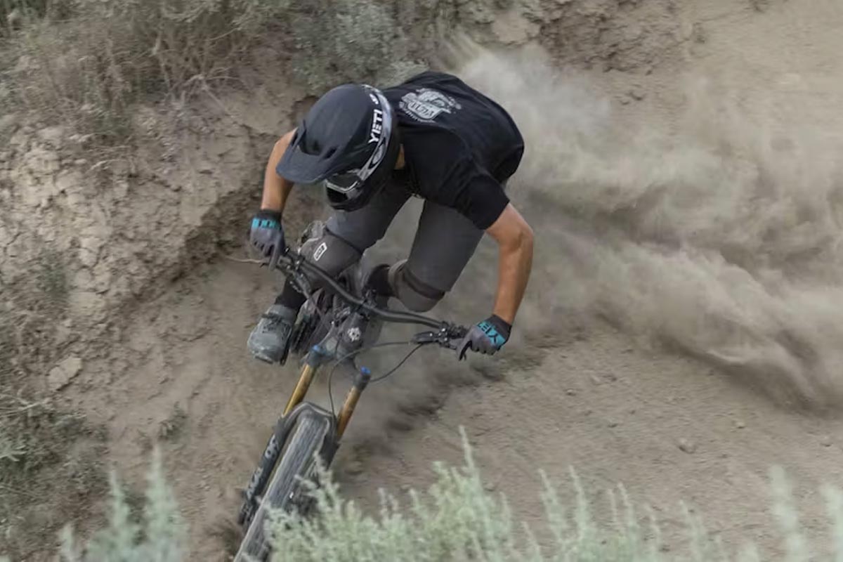 Derrapando con una bicicleta de montaña Yeti