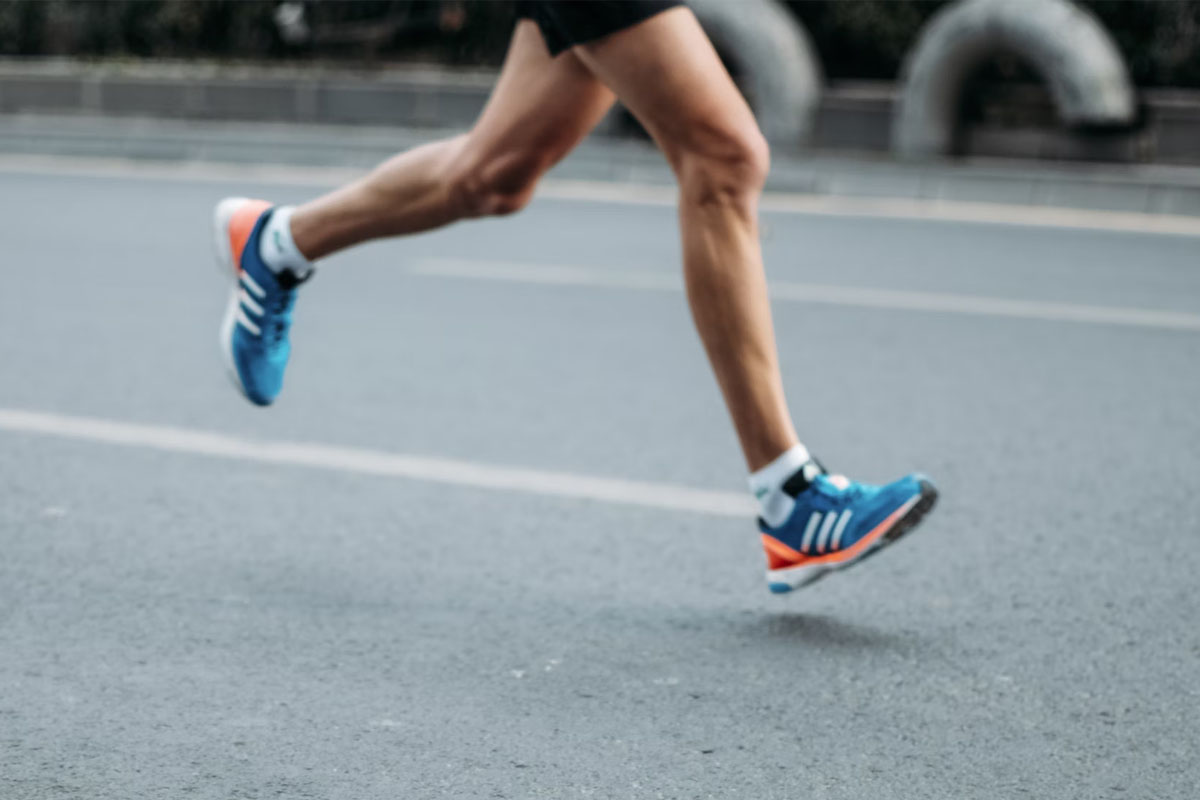 corriendo en una carretera