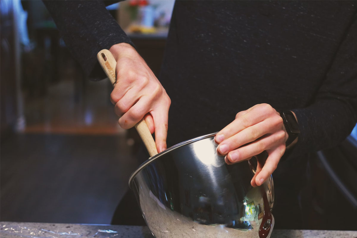 Mezclando ingredientes en un bol